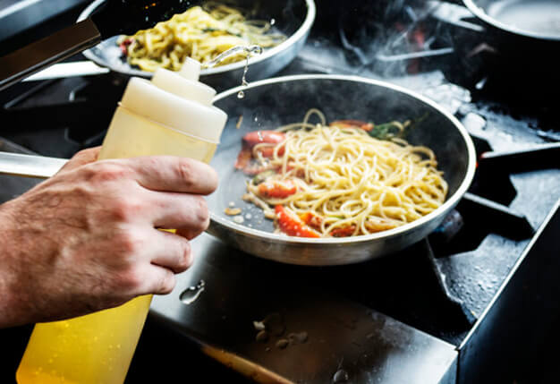 Zubereitung von Spaghetti in einer Pfanne Zubereitung von Spaghetti in einer Pfanne
