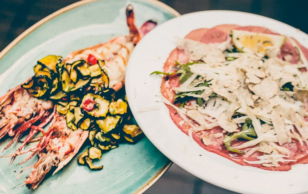 Teller mit Hummer und Carpaccio