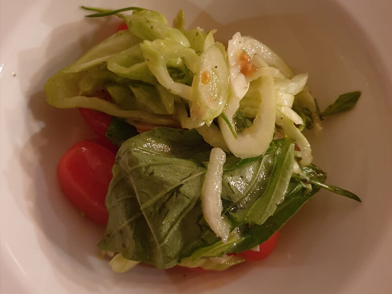 Salat mit Sellerie und Tomaten
