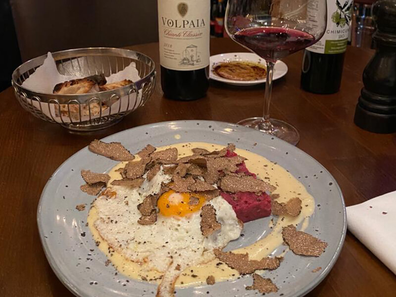 Rindertatar mit Volpaia Rotwein und Trüffel Rindertatar mit Volpaia Rotwein und Trüffel