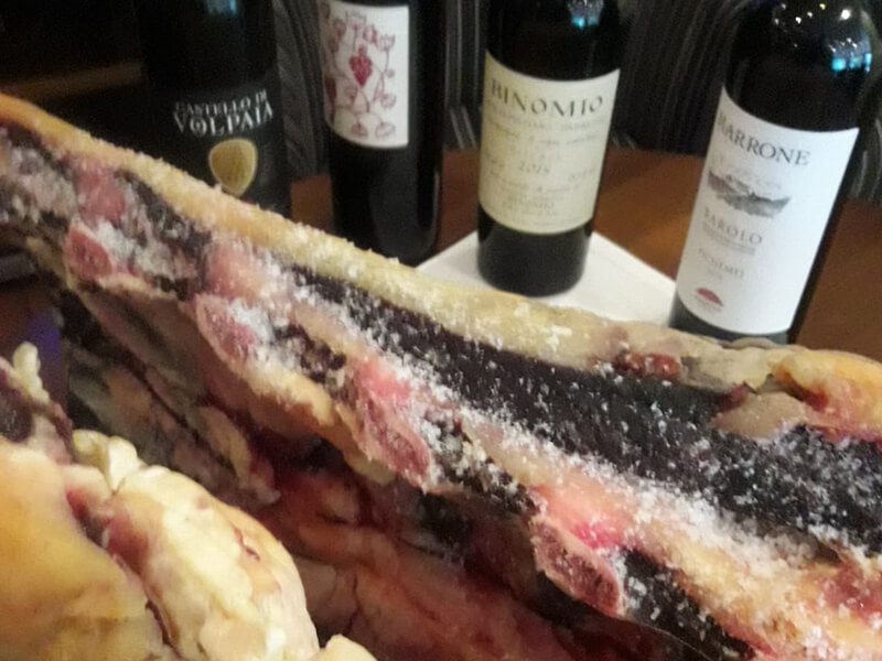 Dry-Aged Tomahawksteak und Rotwein Dry-Aged Tomahawksteak und Rotwein