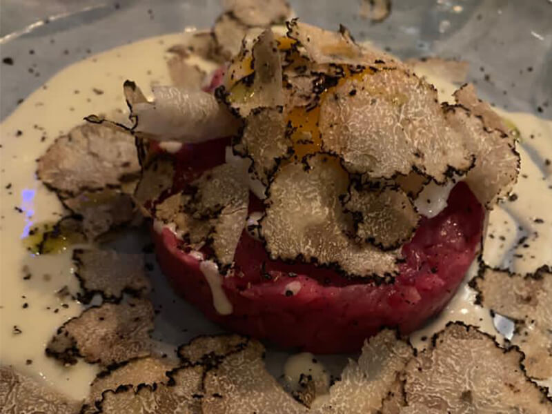 Rindertatar mit Trüffel und Käsefondue Rindertatar mit Trüffel und Käsefondue